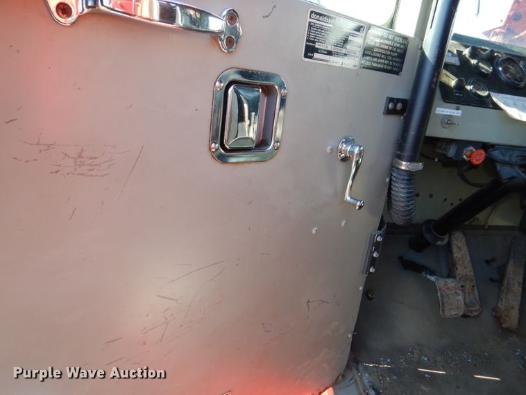 image for item EC9063 1988 Oshkosh P-256-SP spreader truck