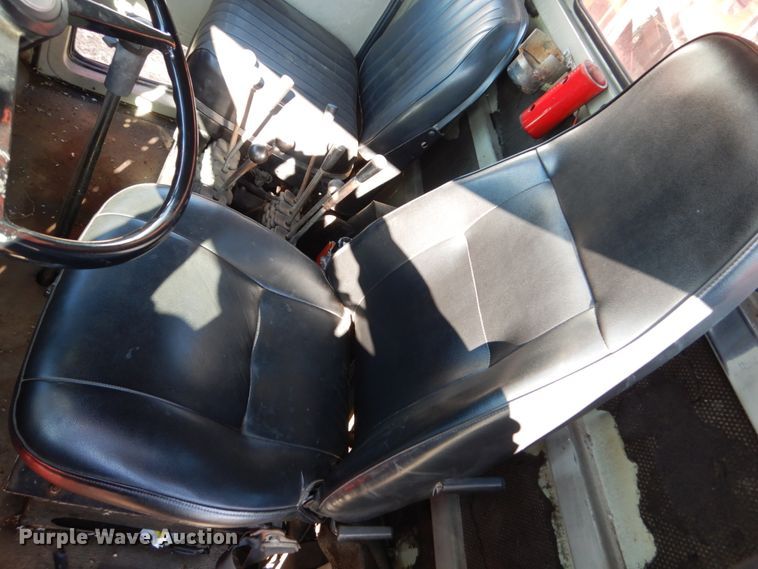 image for item EC9063 1988 Oshkosh P-256-SP spreader truck