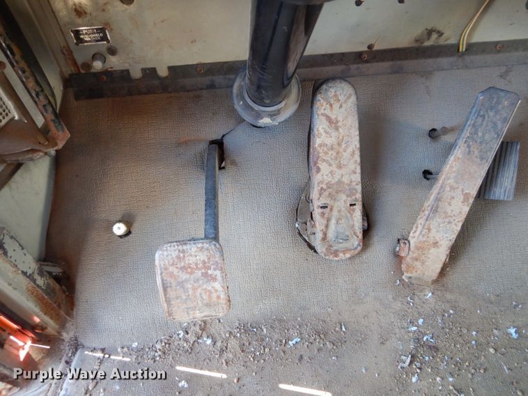 image for item EC9063 1988 Oshkosh P-256-SP spreader truck