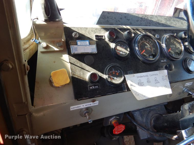 image for item EC9063 1988 Oshkosh P-256-SP spreader truck