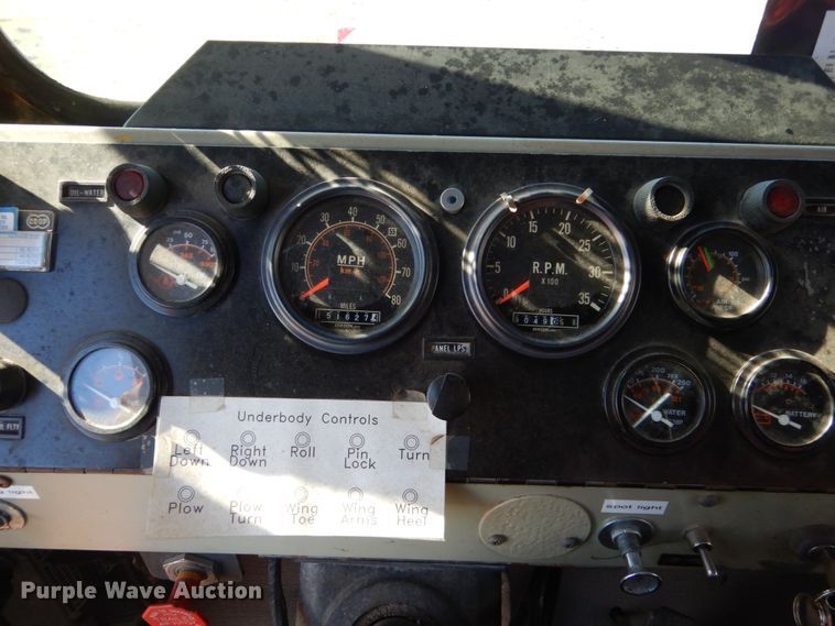 image for item EC9063 1988 Oshkosh P-256-SP spreader truck