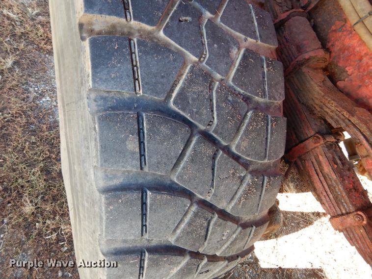 image for item EC9063 1988 Oshkosh P-256-SP spreader truck