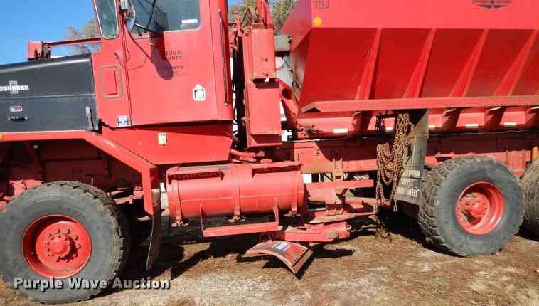 image for item EC9064 1991 Oshkosh PA-2526-2 spreader truck