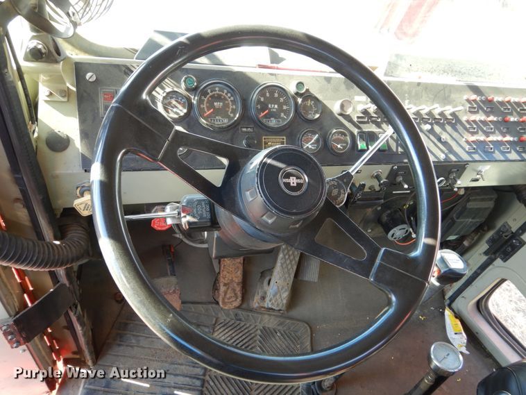 image for item EC9064 1991 Oshkosh PA-2526-2 spreader truck