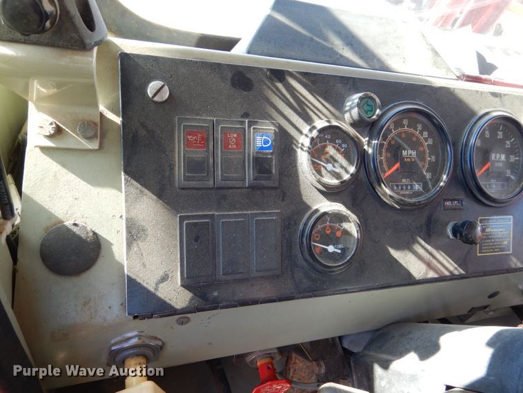 image for item EC9064 1991 Oshkosh PA-2526-2 spreader truck