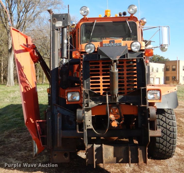 image for item EC9065 1985 Oshkosh P-2526-1 spreader truck