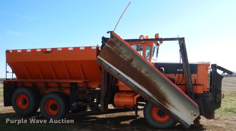 image for item EC9065 1985 Oshkosh P-2526-1 spreader truck