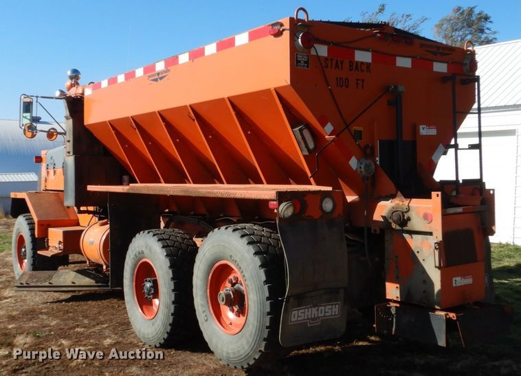 image for item EC9065 1985 Oshkosh P-2526-1 spreader truck