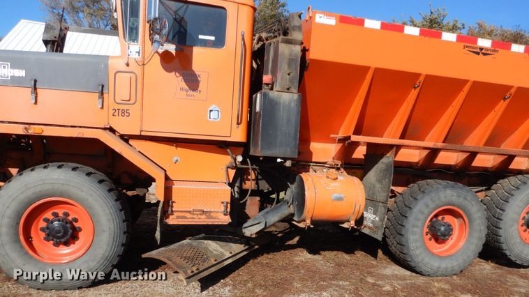 image for item EC9065 1985 Oshkosh P-2526-1 spreader truck