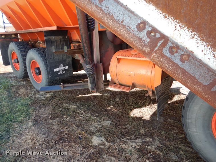 image for item EC9065 1985 Oshkosh P-2526-1 spreader truck