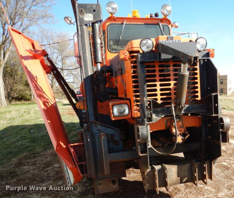 image for item EC9065 1985 Oshkosh P-2526-1 spreader truck
