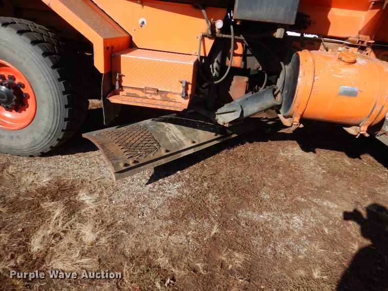 image for item EC9065 1985 Oshkosh P-2526-1 spreader truck