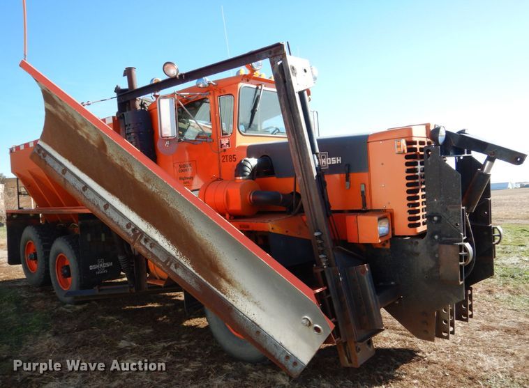 image for item EC9065 1985 Oshkosh P-2526-1 spreader truck