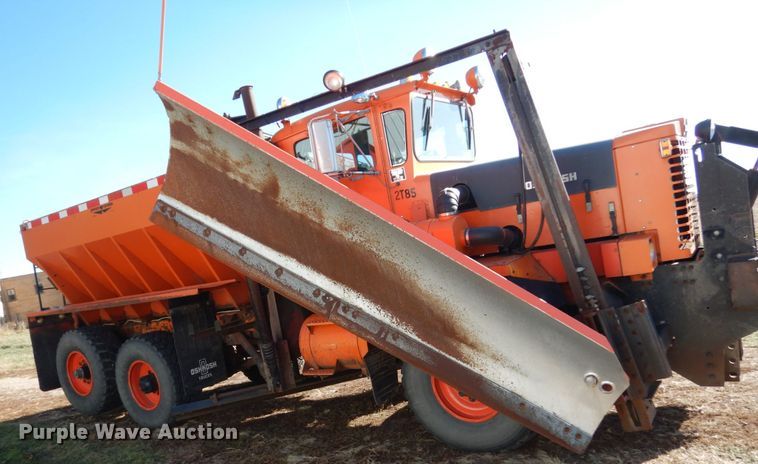 image for item EC9065 1985 Oshkosh P-2526-1 spreader truck