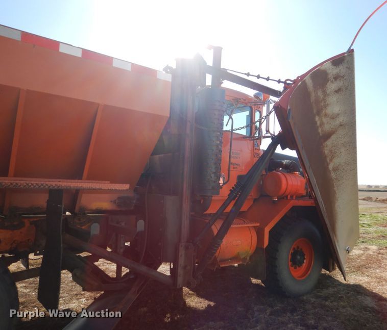 image for item EC9065 1985 Oshkosh P-2526-1 spreader truck