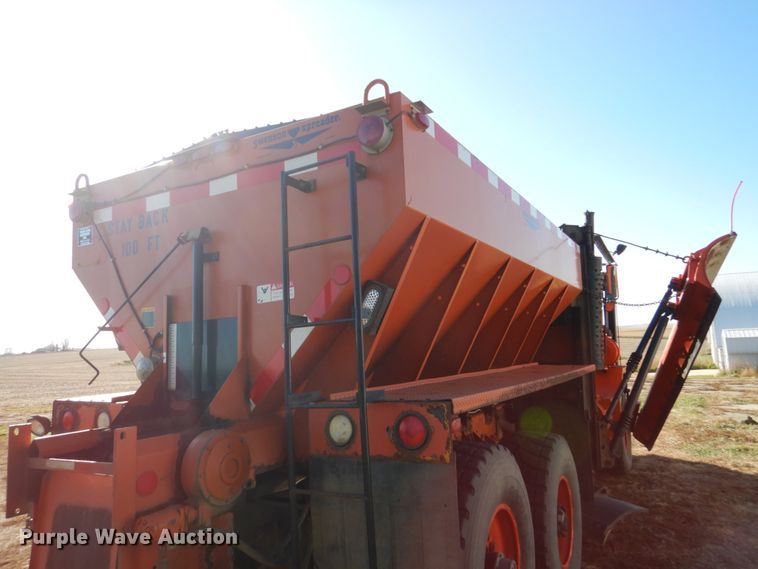 image for item EC9065 1985 Oshkosh P-2526-1 spreader truck