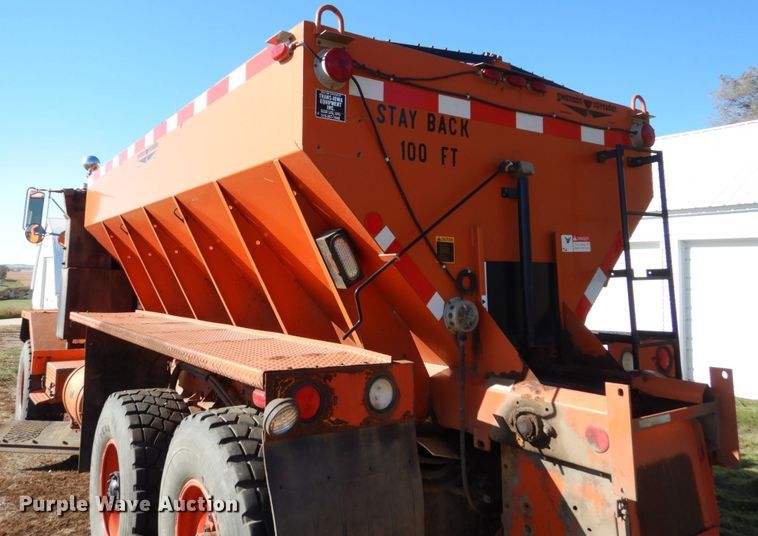 image for item EC9065 1985 Oshkosh P-2526-1 spreader truck