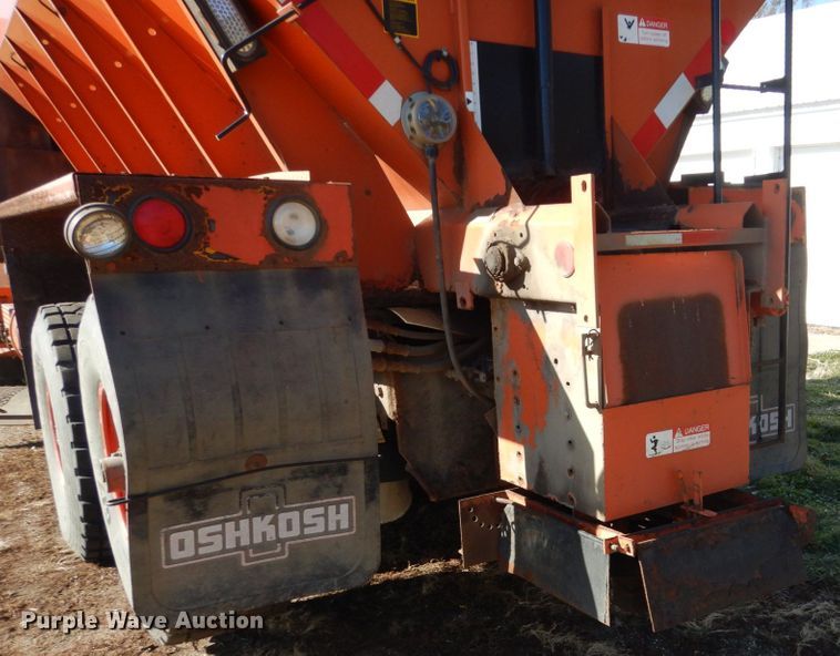 image for item EC9065 1985 Oshkosh P-2526-1 spreader truck