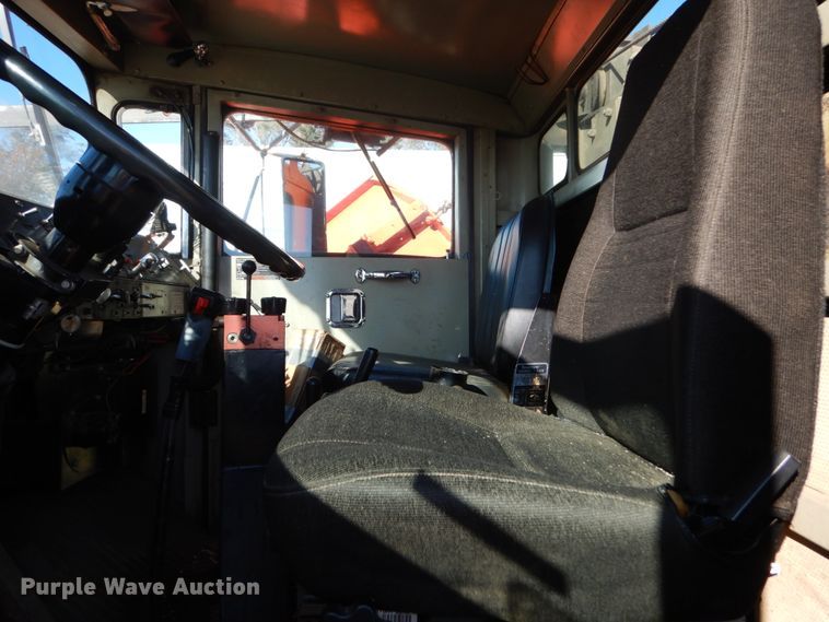 image for item EC9065 1985 Oshkosh P-2526-1 spreader truck