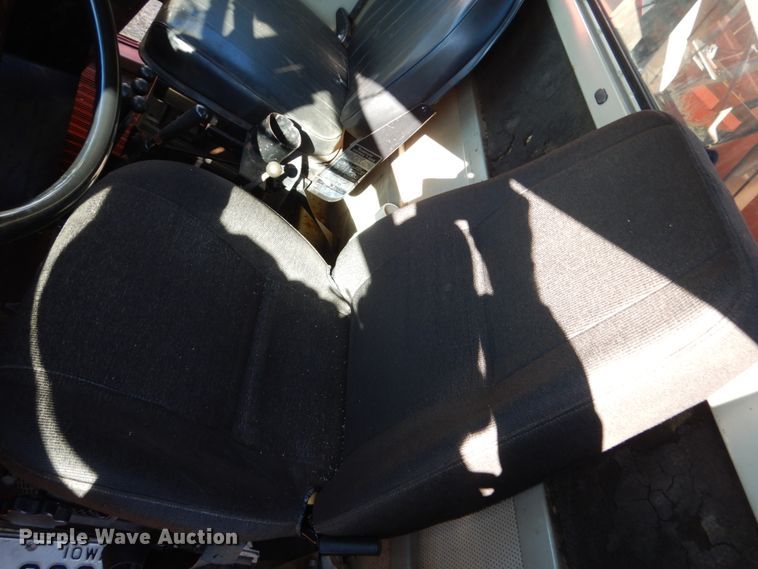 image for item EC9065 1985 Oshkosh P-2526-1 spreader truck