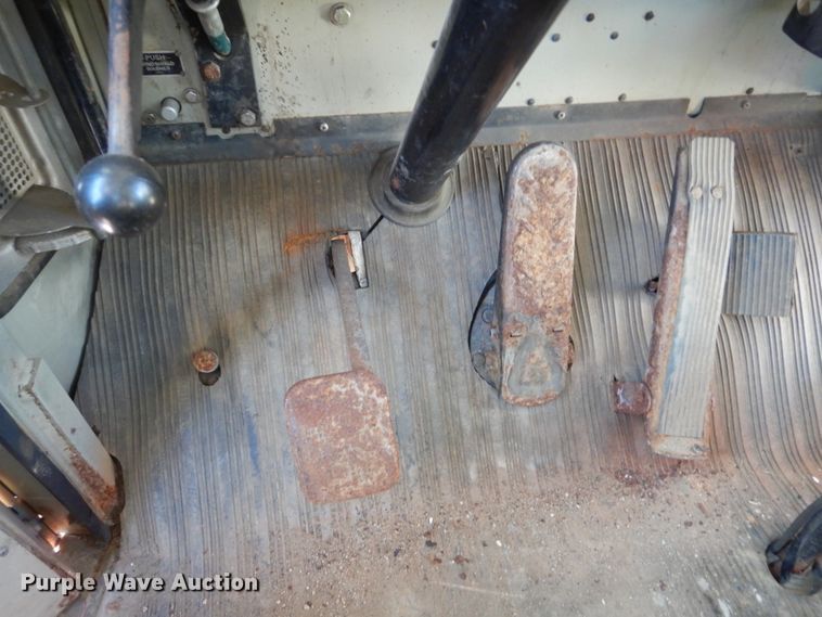 image for item EC9065 1985 Oshkosh P-2526-1 spreader truck