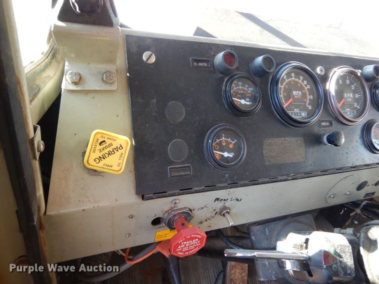 image for item EC9065 1985 Oshkosh P-2526-1 spreader truck