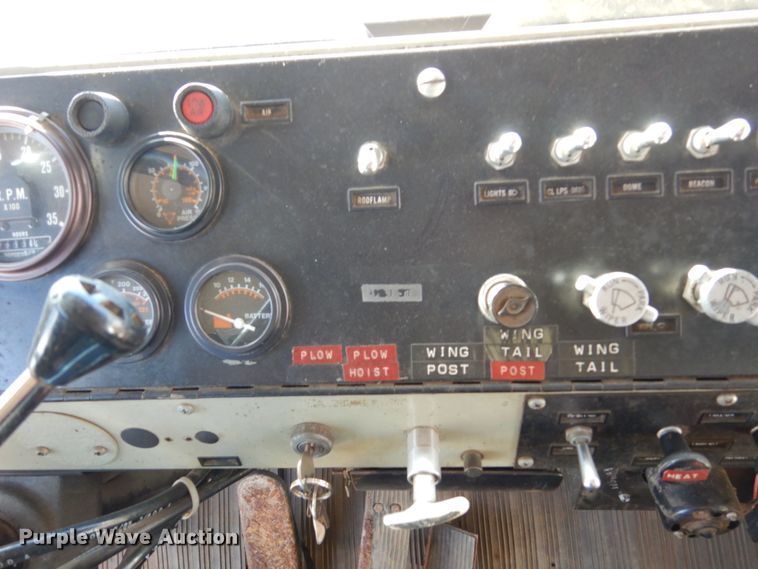 image for item EC9065 1985 Oshkosh P-2526-1 spreader truck