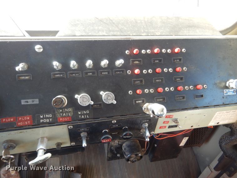 image for item EC9065 1985 Oshkosh P-2526-1 spreader truck