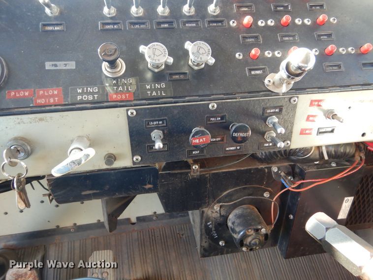 image for item EC9065 1985 Oshkosh P-2526-1 spreader truck