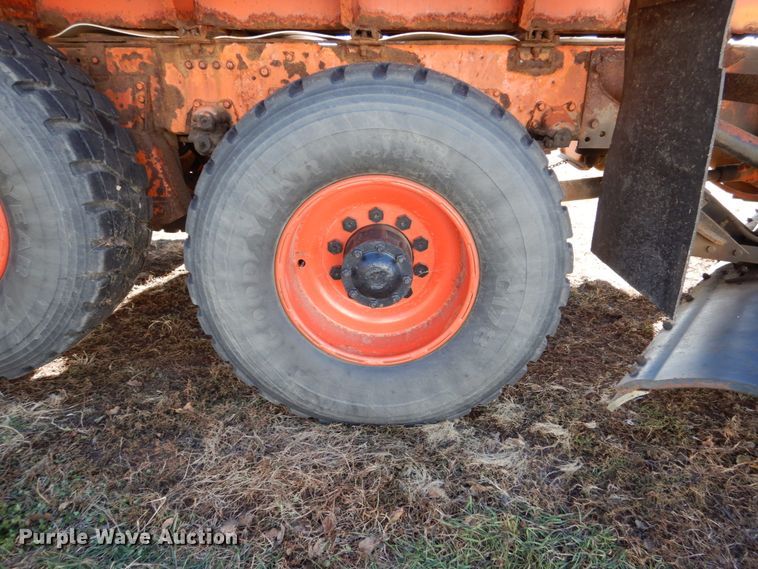 image for item EC9065 1985 Oshkosh P-2526-1 spreader truck