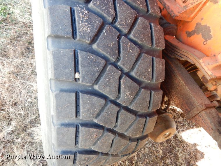 image for item EC9065 1985 Oshkosh P-2526-1 spreader truck