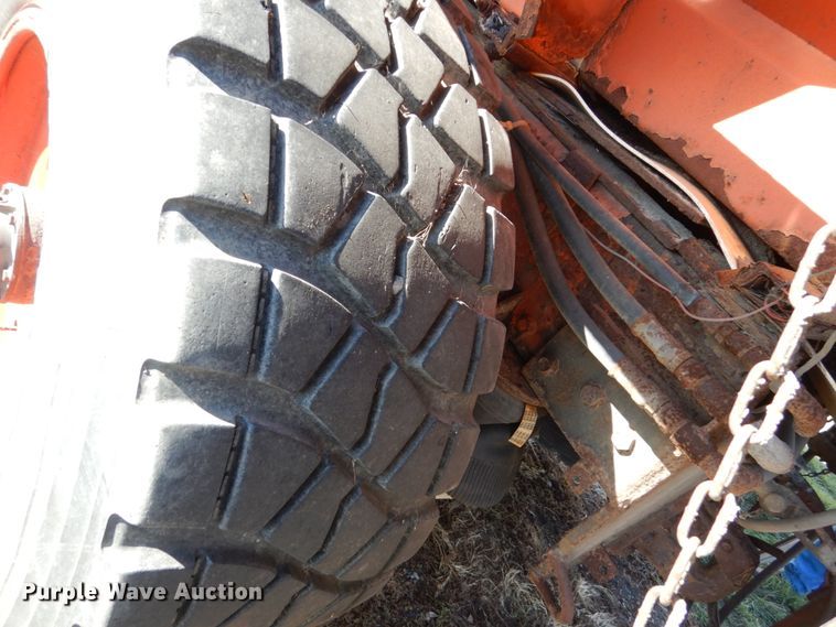 image for item EC9065 1985 Oshkosh P-2526-1 spreader truck