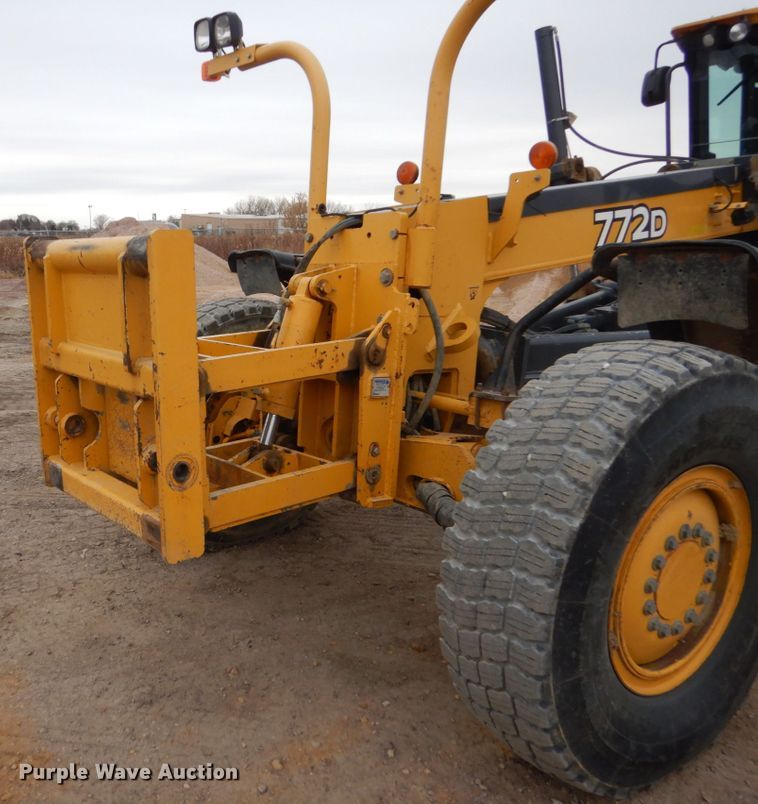 image for item EC9117 2005 John Deere 772D motor grader