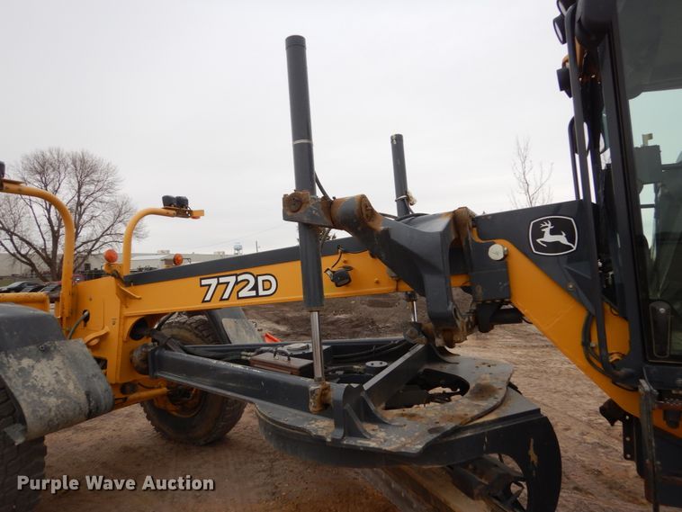 image for item EC9117 2005 John Deere 772D motor grader