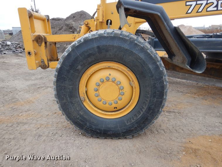 image for item EC9117 2005 John Deere 772D motor grader
