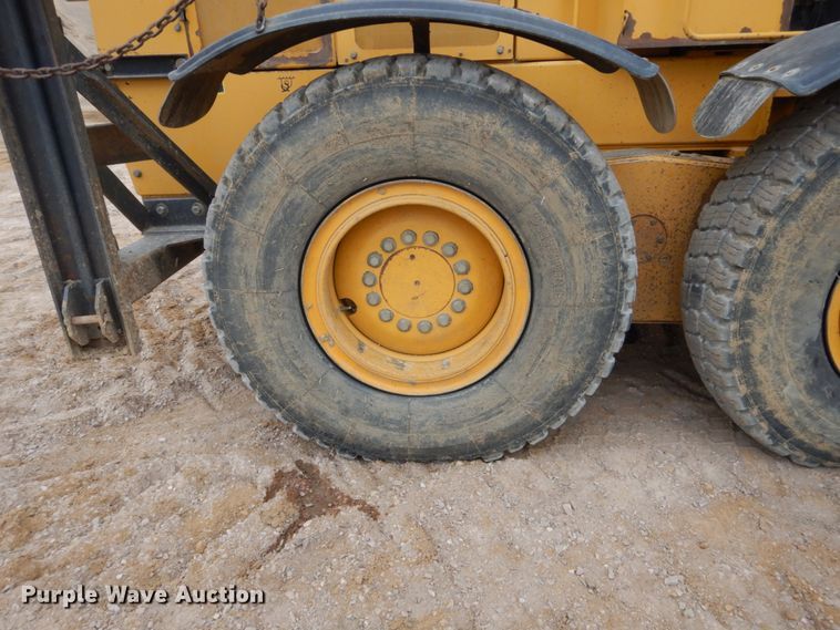 image for item EC9117 2005 John Deere 772D motor grader