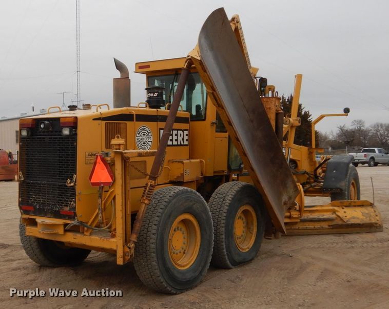 image for item EC9118 2000 John Deere 772CH motor grader