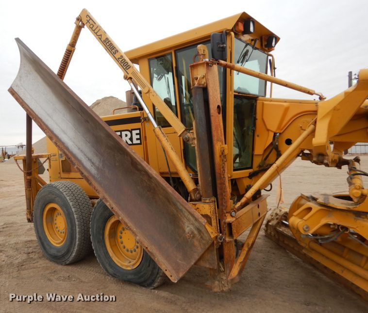 image for item EC9118 2000 John Deere 772CH motor grader