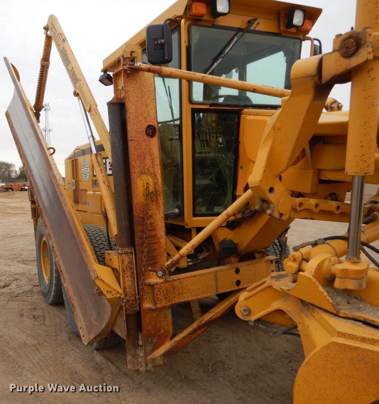 image for item EC9118 2000 John Deere 772CH motor grader