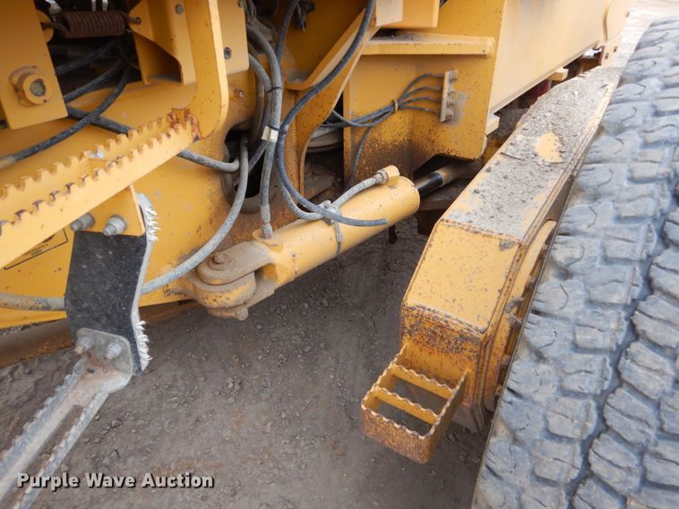 image for item EC9118 2000 John Deere 772CH motor grader