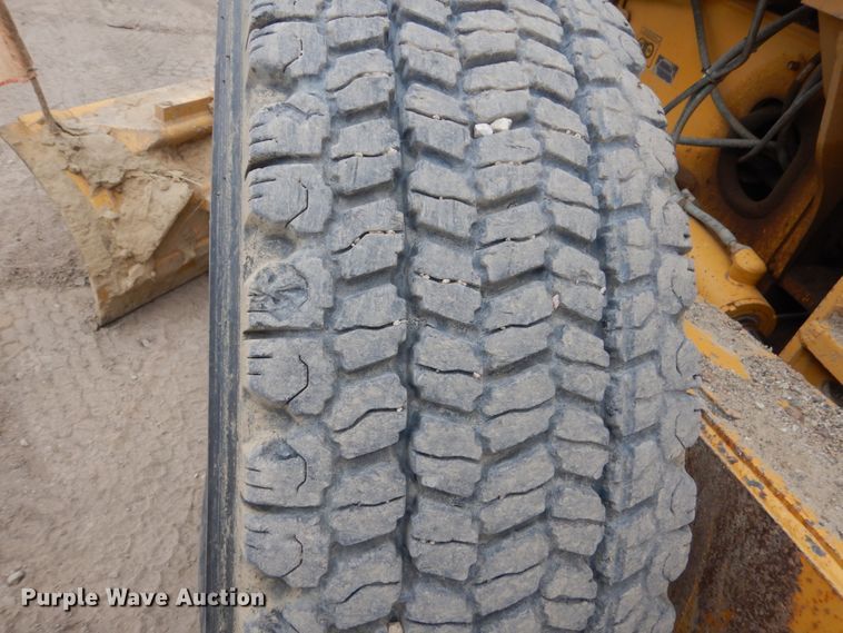 image for item EC9118 2000 John Deere 772CH motor grader