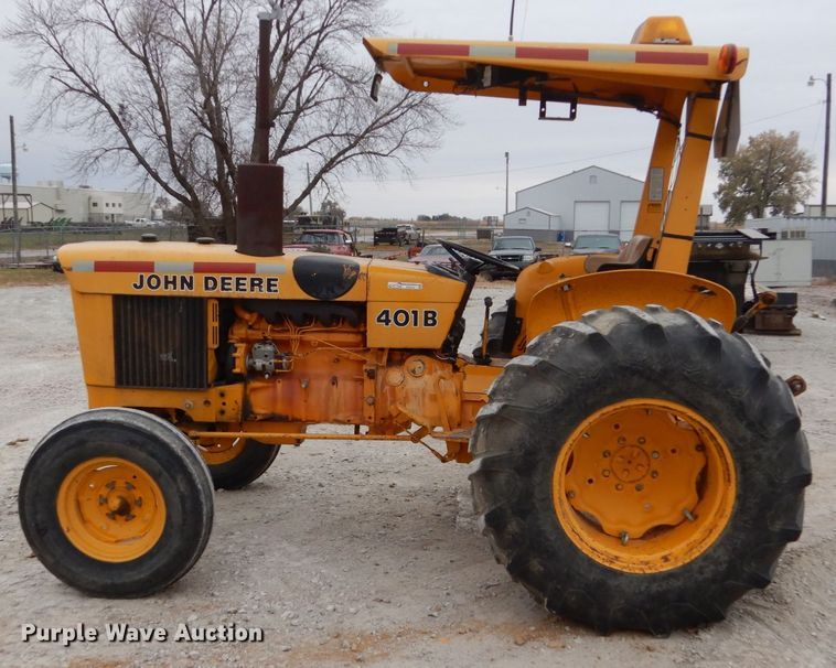 image for item EC9121 1982 John Deere 401B tractor