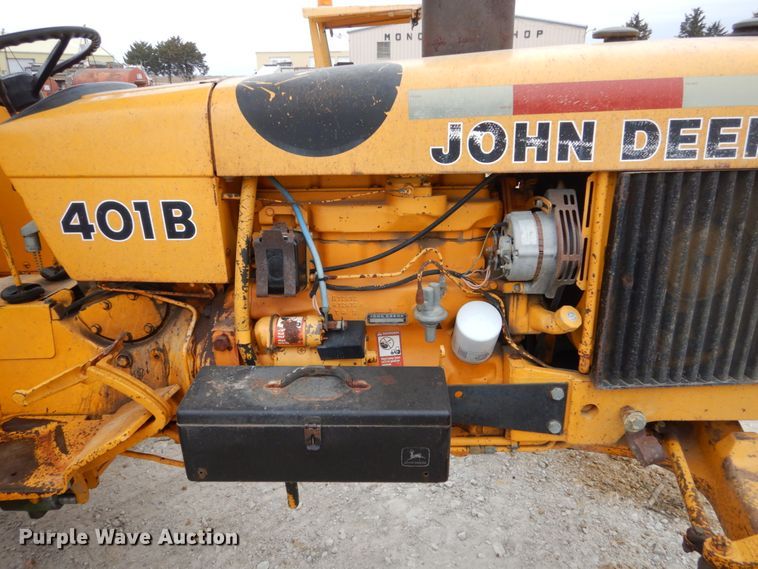 image for item EC9121 1982 John Deere 401B tractor