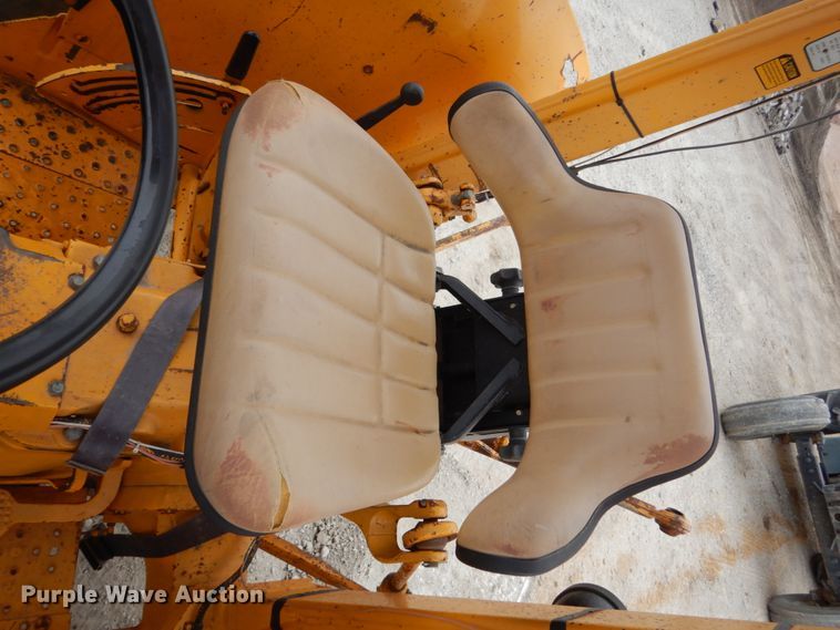 image for item EC9121 1982 John Deere 401B tractor