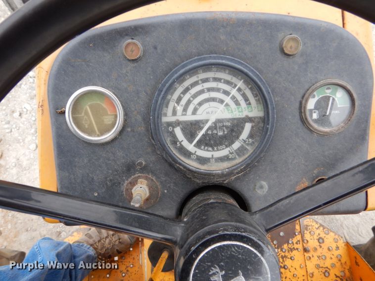 image for item EC9121 1982 John Deere 401B tractor