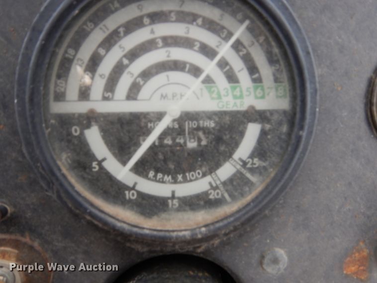 image for item EC9121 1982 John Deere 401B tractor