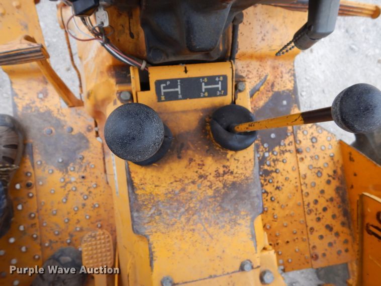 image for item EC9121 1982 John Deere 401B tractor