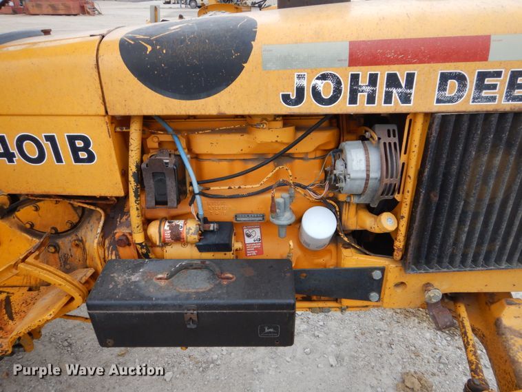 image for item EC9121 1982 John Deere 401B tractor