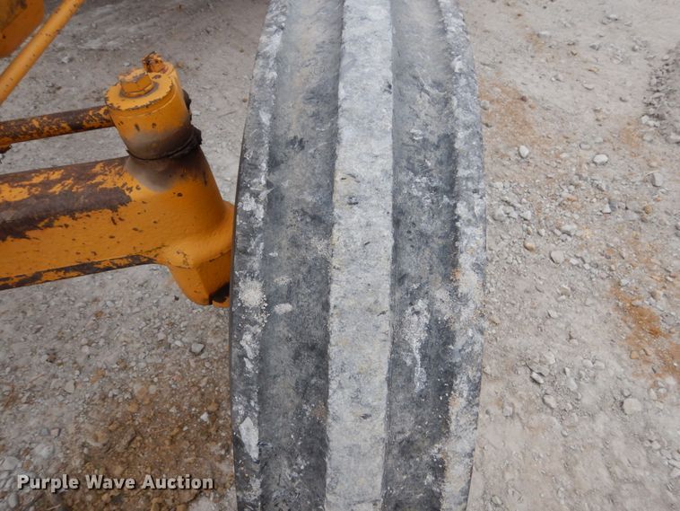 image for item EC9121 1982 John Deere 401B tractor