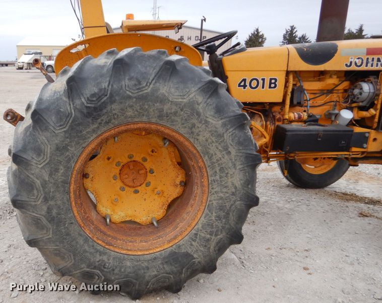 image for item EC9121 1982 John Deere 401B tractor